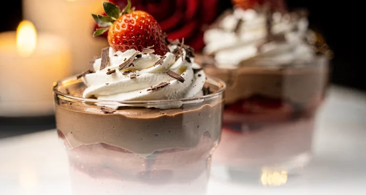 Eper csokoládé mousse pohárdesszert Valentin-napra