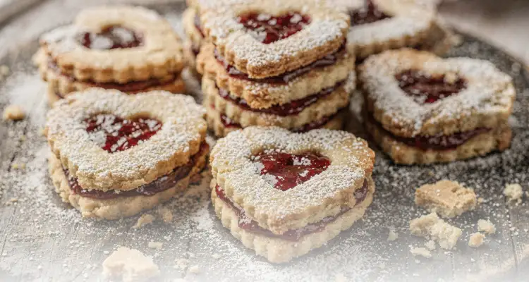Szív alakú linzer kekszek málnalekvárral Valentin-napra