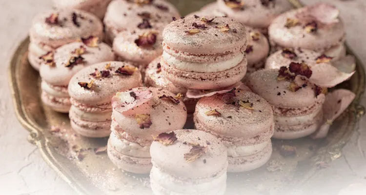 Rózsaszín rózsás macaron rózsakrémmel Valentin-napra