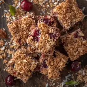 Gluténmentes kókuszos-meggyes szelet