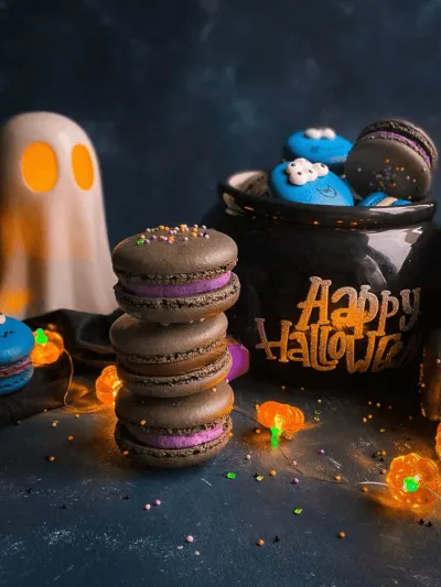 Fekete macaronok halloweeni asztalon